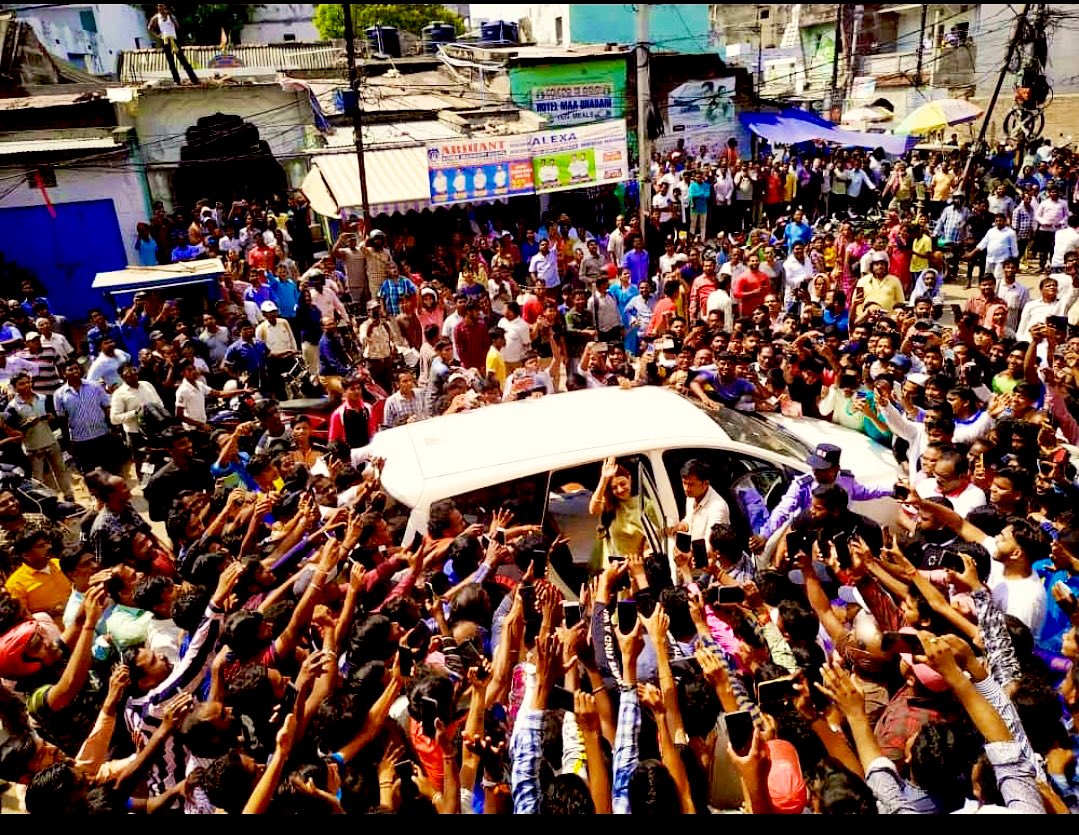 wekafawa's tweet photo. Thanekkadunna Raaniye Ra... 💪💪😎😎🔥🔥🔥🔥🔥
@MsKajalAggarwal Mam's #Baahubali Moment at #Orissa 😍😃😎🔥
#CrazeLevel = Unimaginable!
#KajalAggarwal #kajal #kafawa https://t.co/Gt4oFbuA2h