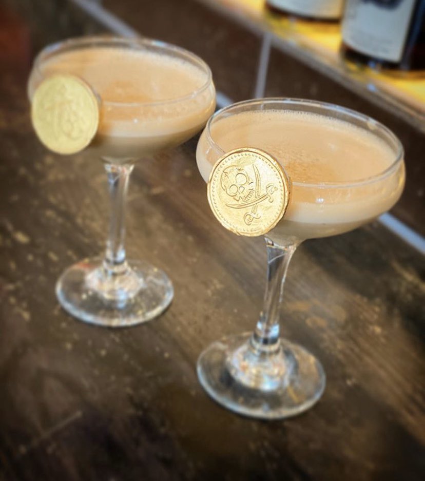 SlugMancPicc's tweet image. Check out our POT OF GOLD! 🍀 

Limited edition for March, this creamy cocktail comes with a chocolate coin!

It’s the dreamy cocktail we’d all love to find at the end of the rainbow! 🌈 

#stpatricksday #cocktails #march #potofgold