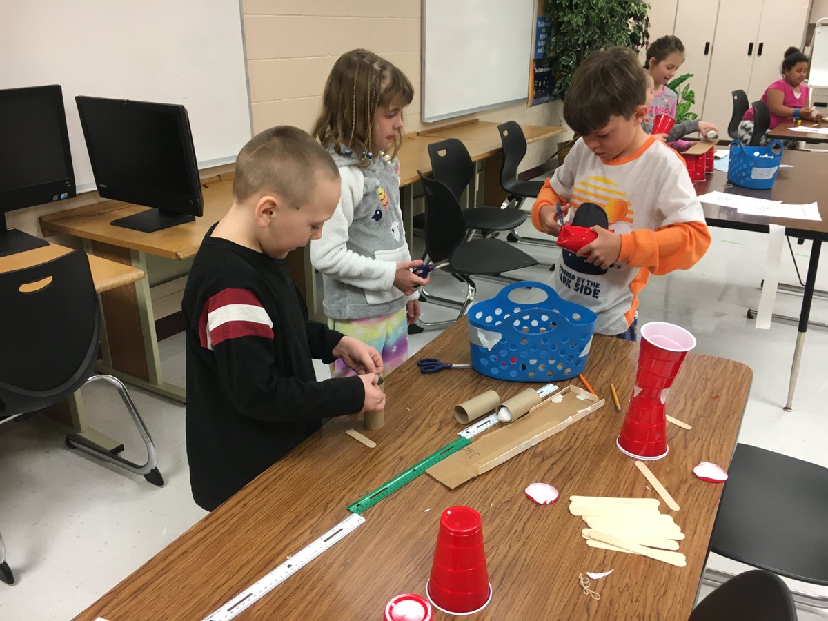 TritonElementa1's tweet photo. Mrs. Gilliland's 2nd Grade Class put their STEM skills to use by designing and building bridges for Sphero Minis to go across.  Great collaboration between all building teams. https://t.co/YBjrysOfZV