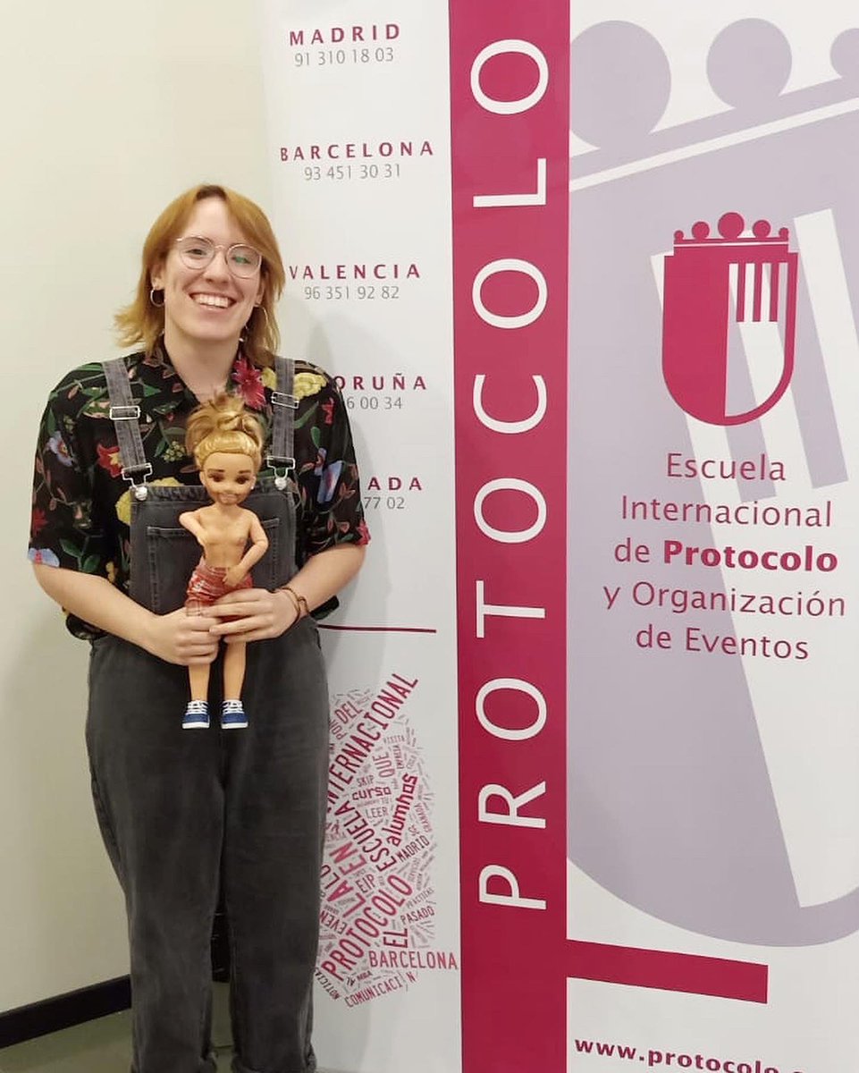 EIP_BCN's tweet photo. "Quién me iba a decir a mí que iba a estar hablando de protocolo y drag kings..." En #ConferenciasEIP, Sara Rodríguez, antigua #EIPalumni en Madrid y al frente de @dragkingesp ha contado cómo organizan los #eventos que dan visibilidad a este colectivo. Sara es #OrgulloEIP 🙌🙌🙌 https://t.co/dFOt0COSqm