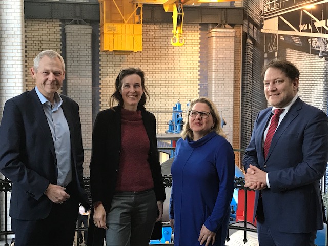 Wupperinst's tweet photo. Das Projektkonsortium um Manfred Fischedick @Wupperinst, @BauschCamilla @EcologicBerlin & @LorentzBernhard @EYnews mit @SvenjaSchulze68 @bmu auf der erfolgreichen Abschlussveranstaltung des Dialogforums „Wirtschaft macht Klimaschutz“ #DialogWmK
Infos ➡️ https://t.co/AFNQ4flbec https://t.co/yPXTwTTglC