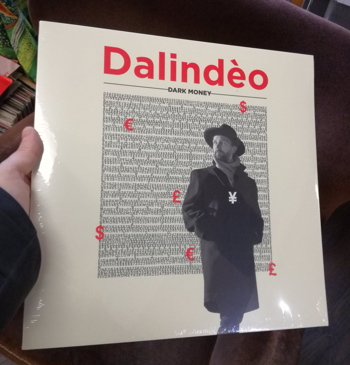 Hyllyssä Viiskulmassa ja verkkokaupassa: Dalindèon uusi 12" Dark Money:

digeliusmusic.mycashflow.fi/product/7157/d… #dalindèo #khysuomenmusiikki #digeliusmusic