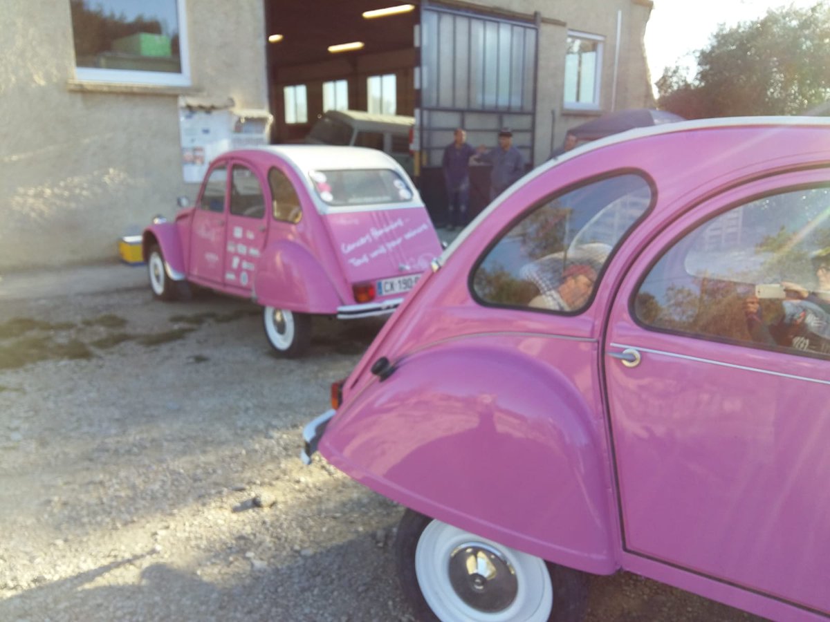 les_deuchs's tweet photo. Valse de #2cv roses ! La p'tite Adréa sort de l'#ESATLesChênesVerts toute repeinte &amp; notre p'tite Deuch's y entre ! Très bon boulot de Dominique &amp; son équipe ! Prochaine étape pose des stickers avec le nouveau slogan  #CancerTousConcernés la c'est nous qui allons bosser #2cvroses https://t.co/sV0XfMjFBF