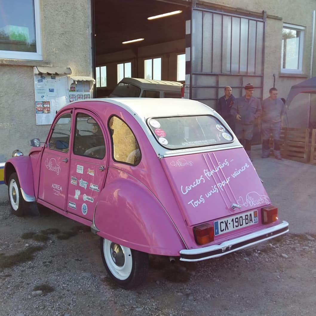 les_deuchs's tweet photo. Valse de #2cv roses ! La p'tite Adréa sort de l'#ESATLesChênesVerts toute repeinte &amp; notre p'tite Deuch's y entre ! Très bon boulot de Dominique &amp; son équipe ! Prochaine étape pose des stickers avec le nouveau slogan  #CancerTousConcernés la c'est nous qui allons bosser #2cvroses https://t.co/sV0XfMjFBF