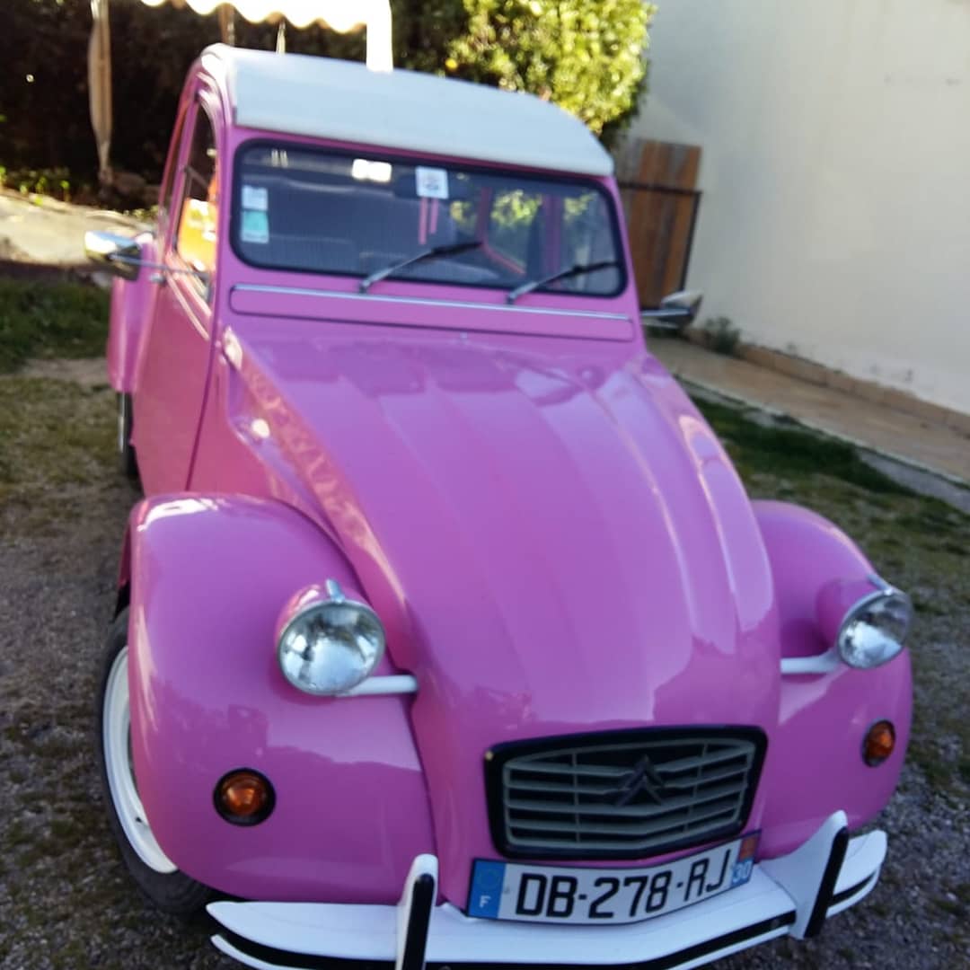 les_deuchs's tweet photo. Valse de #2cv roses ! La p'tite Adréa sort de l'#ESATLesChênesVerts toute repeinte &amp; notre p'tite Deuch's y entre ! Très bon boulot de Dominique &amp; son équipe ! Prochaine étape pose des stickers avec le nouveau slogan  #CancerTousConcernés la c'est nous qui allons bosser #2cvroses https://t.co/sV0XfMjFBF