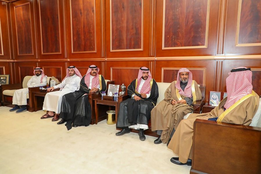 SPAregions's tweet photo. سمو نائب أمير حائل يُكرم المعلم "الهويشل" لحصوله على جائزة الشيخ حمدان بن راشد.
https://t.co/lXJ3XeMp4M
#واس_عام https://t.co/Ck7cA0AJTf