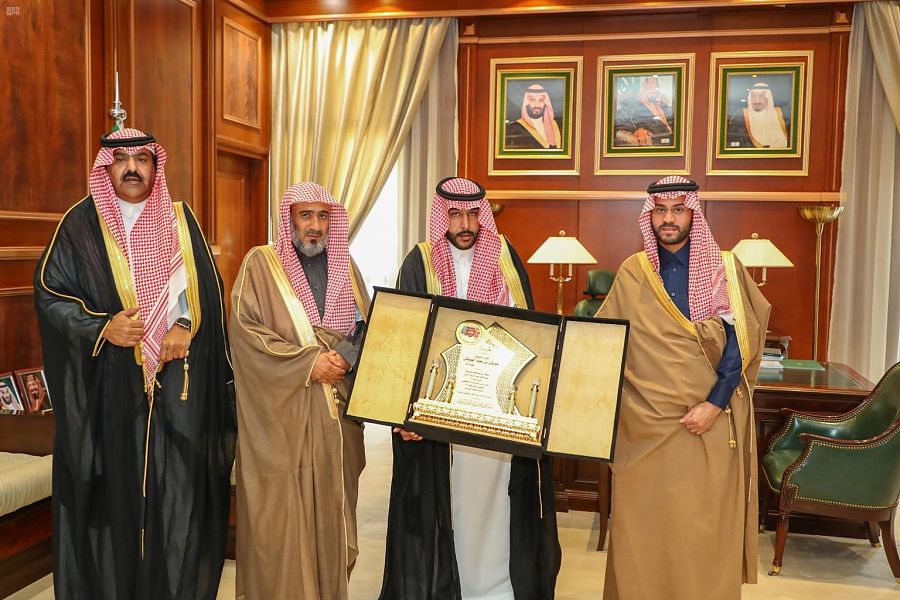 SPAregions's tweet photo. سمو نائب أمير حائل يُكرم المعلم "الهويشل" لحصوله على جائزة الشيخ حمدان بن راشد.
https://t.co/lXJ3XeMp4M
#واس_عام https://t.co/Ck7cA0AJTf