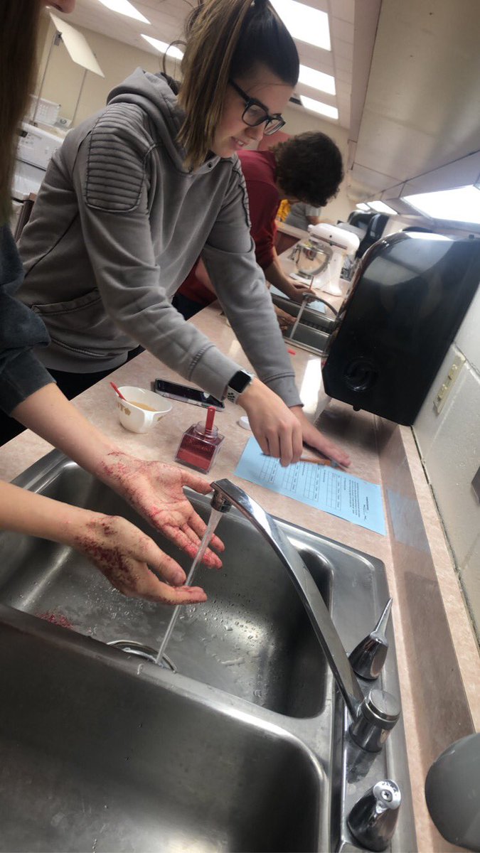 MrsTWill23's tweet photo. Health II students are hard at work on a hand washing experiment as part of our communicable disease unit. https://t.co/klaXEEkXBx