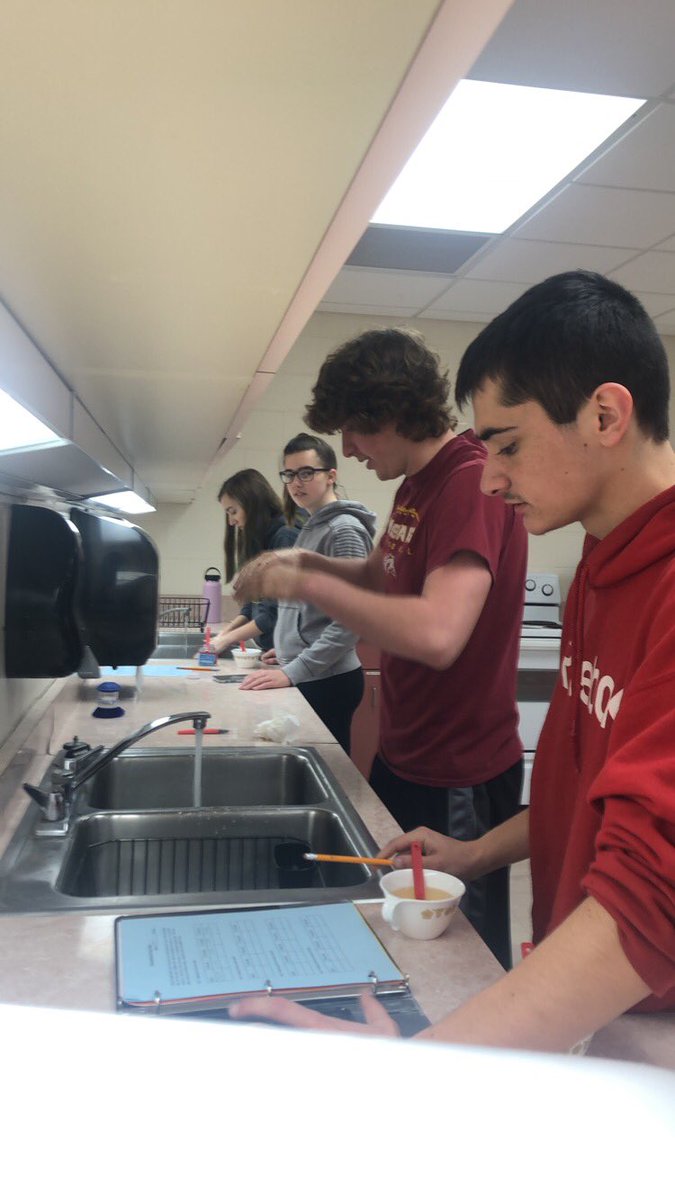 MrsTWill23's tweet photo. Health II students are hard at work on a hand washing experiment as part of our communicable disease unit. https://t.co/klaXEEkXBx