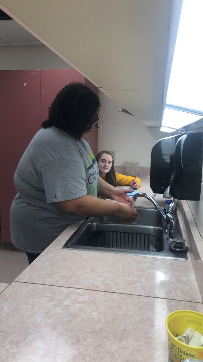MrsTWill23's tweet photo. Health II students are hard at work on a hand washing experiment as part of our communicable disease unit. https://t.co/klaXEEkXBx