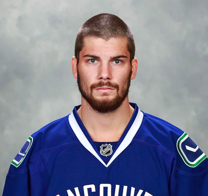 Il n’est jamais facile de mettre une croix sur son rêve.

C’est ce qui est arrivé à l’ancien de la <a href="/LHJMQ/">LHJMQ</a> Yan-Pavel Laplante, qui a pris se retraite à 24 ans. 

Cependant, il n’est pas resté hors de la patinoire puisqu’il a fondé son camp. #hockey 

➡️  ameliedelobel.com/052