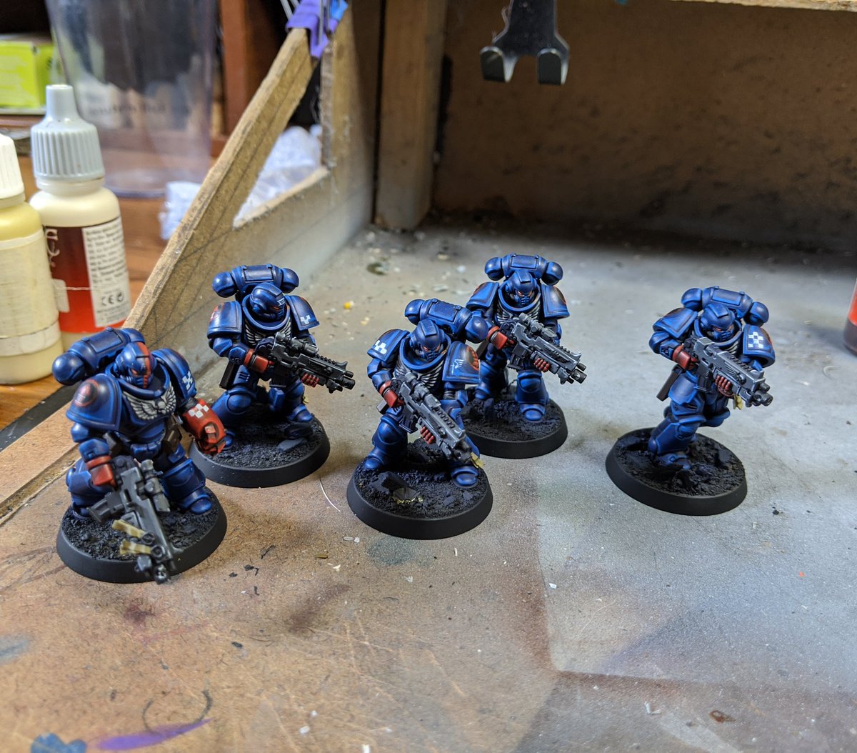 it's time for #workbenchwednesday, Heroes! What's on your assembly line today? I'm finishing up my next squad of Intercessors for my Crimson Fists army!
.
#oneinchheroes #wip #warhammer40k #40K #warmongers #wepaintminis #art #fun #paintingwarhammer #astartes #primaris