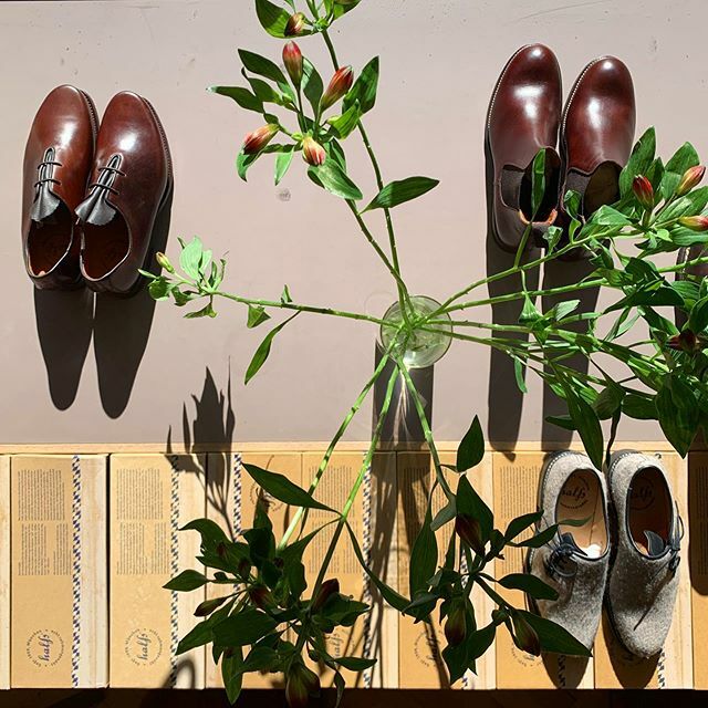 Kurz mal Sonne, schnell mal Instagram!
Liebe Grüße aus dem Laden!☀️
.
.
.
.
.
#halfs #halfsmunich #florian #chelseaboots #clemens #haferlschuhe #schuhklassiker #trachtenschuhe #rahmengenäht #schuhladen #zeitlos #handmadeshoes #handmadeboots #goodyearwelt… ift.tt/3cS6AmG