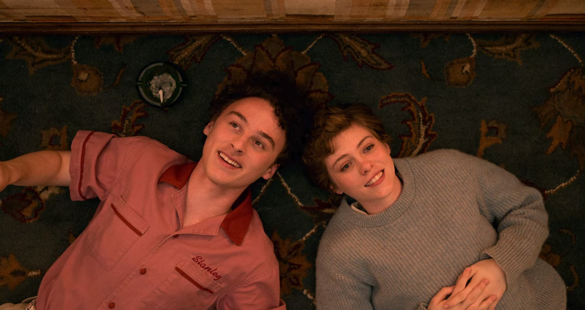 I am not ok картинки. I am not okay with this poster. Уайатт олефф стэнли барбер. I am not okay with this. I not okay with this.