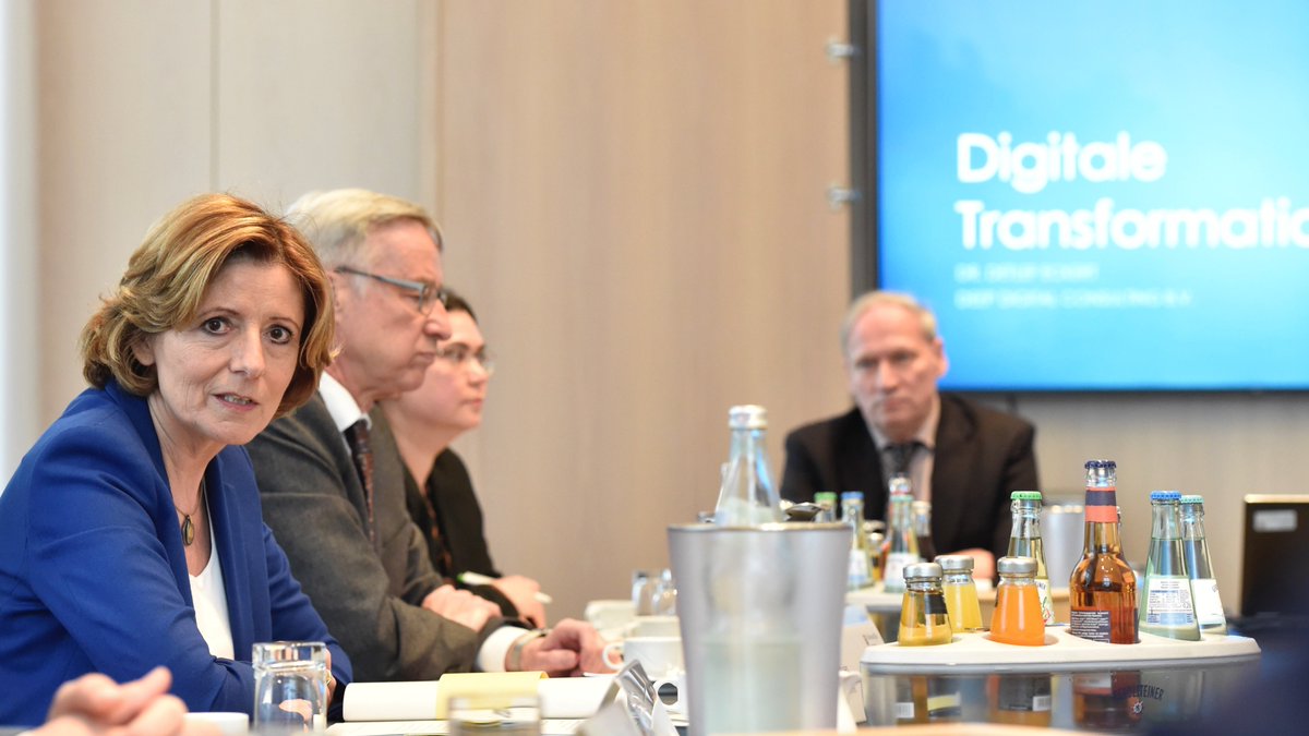 rlpNews's tweet photo. Erste Sitzung des #Transformationsrat|es. Malu #Dreyer: Arbeitswelt steht vor großen Veränderungen: #Digitalisierung, künstliche Intelligenz und Stärkung der #Nachhaltigkeit. Unser Ziel: #RLP zu einem Gewinner der Transformation zu machen. 🏅 💪 #RLPDigital https://t.co/7YImcJa0U5