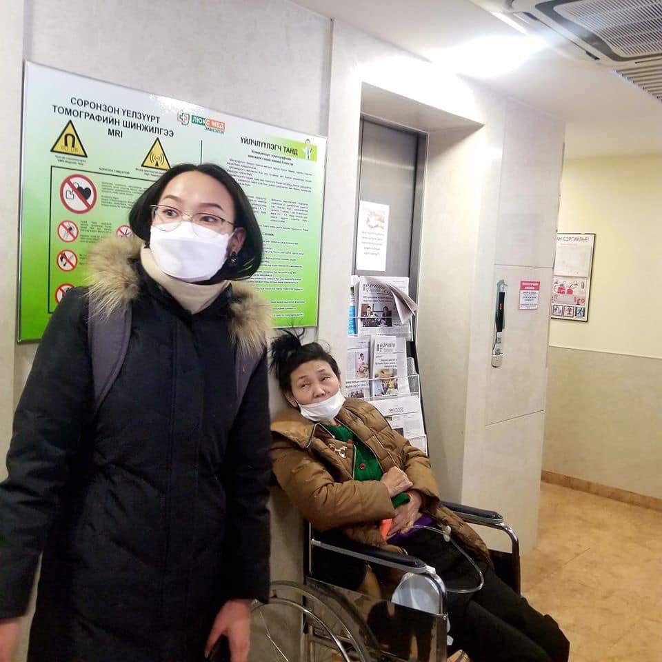 Хэвтэрт бдаг өвдсөн ээжийгээ халамжийн мөнгөөрөө асарч амьдардаг хүүхдүүдэд амласан ёсоороо өнөөдөр сургууль , цэцэрлэг үйлчилгээний төвтэй ойр 1 давхрын 2 өрөө байрыг нь хүлээлгэн өгчээ.👏🏻

Мэдээллийн эх сурвалж: facebook.com/paparazzi.mn.o…