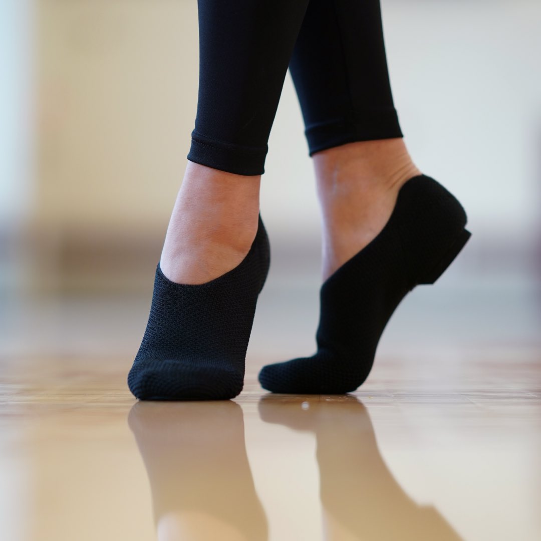 VSFJennifer's tweet photo. 𝙎 𝙩 𝙧 𝙪 𝙩 your style this #TuesdayShoesday👟in our new Knit Strut dance shoe that is 𝘢𝘭𝘭 𝘵𝘩𝘢𝘵 𝘑𝘢𝘻𝘻!★ #VarsityFootwear https://t.co/MwvGKFaaF0