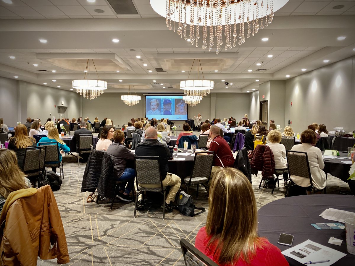 ChallengeLearn's tweet image. The wonderful @educatormomof3 kicking off today&apos;s workshop on Dialogue and Questioning in #Illnois with @JamesNottinghm! Looks like a packed crowd 😃😃 #ResilientLearning #GrowthMindset #EduChat