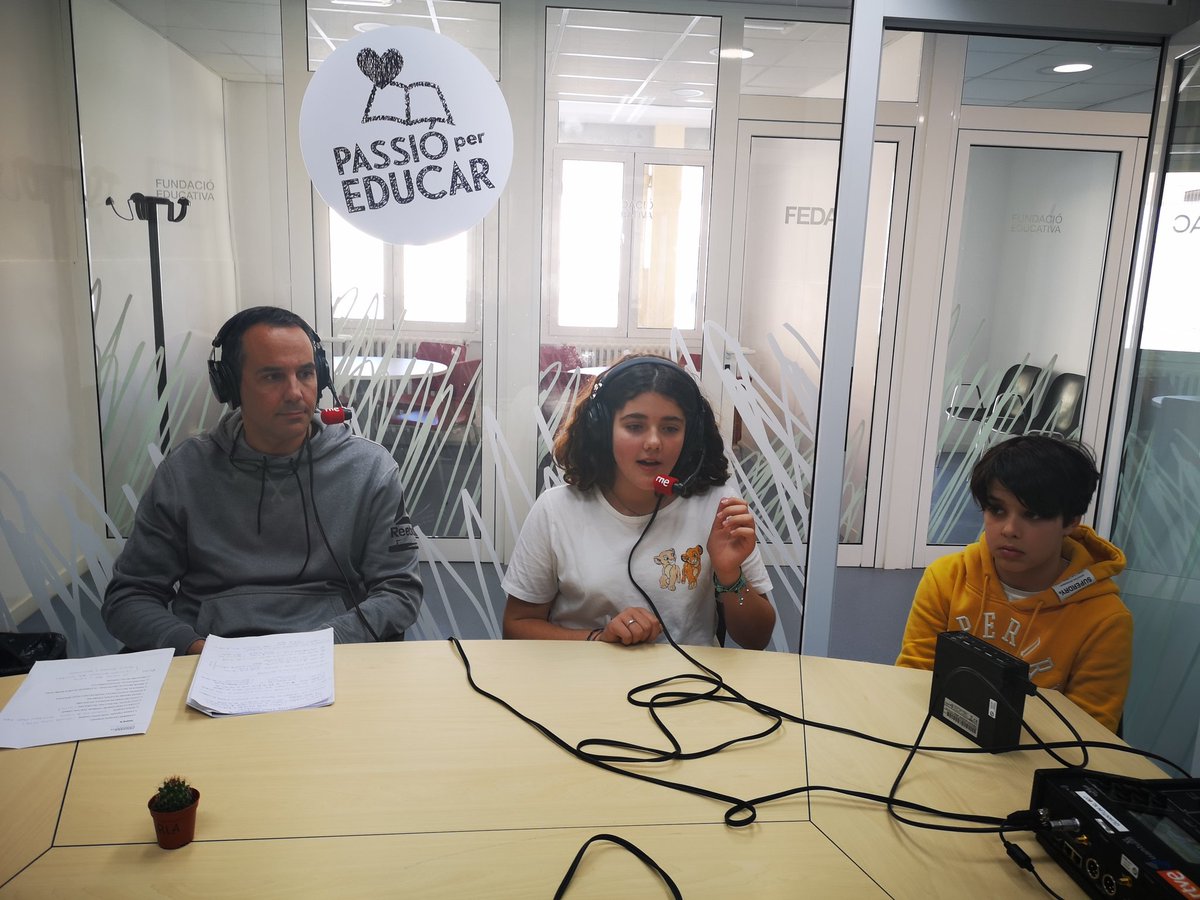 FEDACSantAndreu's tweet photo. Avui a l'escola parlant sobre el projecteTomando conciencia en directe a @radio4 #biofedac #salutiescola https://t.co/uCU7fzHn5x