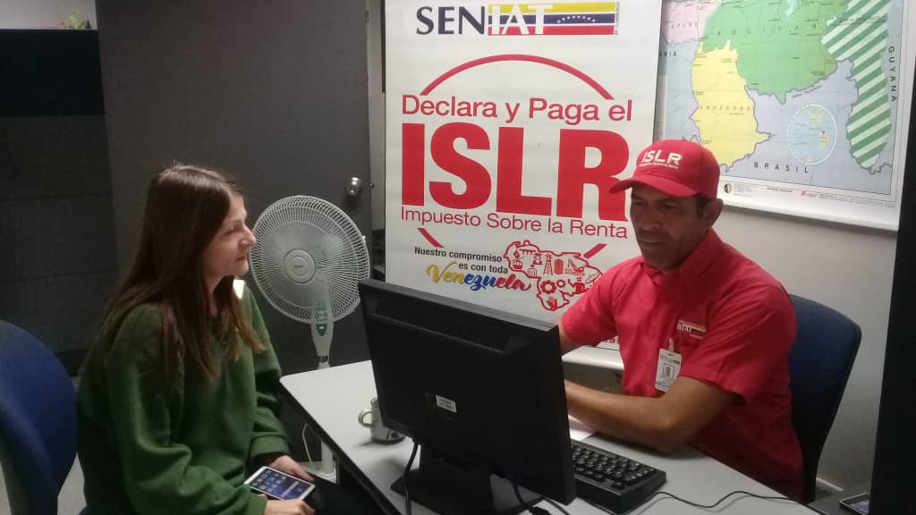 SENIAT_Maracay's tweet photo. #AEstaHora| Servidores públicos de @SENIAT_Maracay realizan operativo de Declaración de #ISLR a la clase trabajadora de la CANTV #Mcy.

¡Juntos crecemos como Nación!
@elproferuirua
@gianini_mario
#11Mar https://t.co/Lg1mCuxox0
