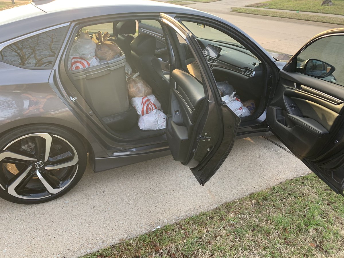 These athletes and their parents have such giving hearts. I had to switch out  cars just to make all of the meals and excess food fit all in one trip. #leadersoftoday #leadersoftomorrow #WeAreReynolds #WeAreProsper @PISDReynolds @PISD_Athletics @ProsperISD