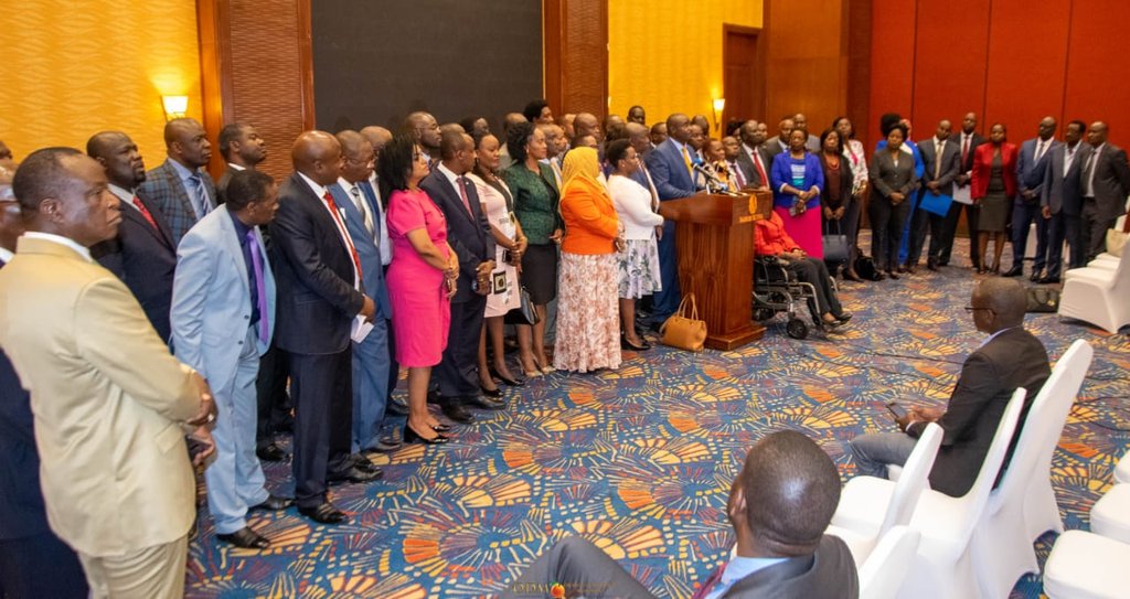 BuyuHon's tweet photo. Kenya has only ONE President! @WilliamsRuto please note! https://t.co/0WGq2Tock0