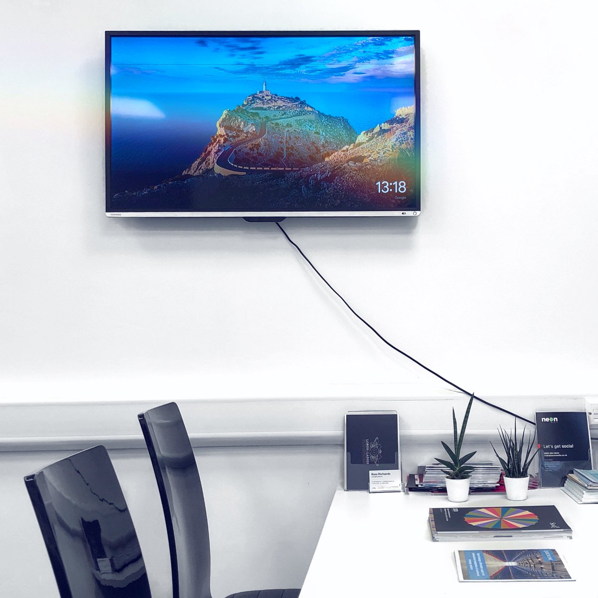 NeonMediaUK's tweet photo. One of our frequently used devices in the office is our @google Chromecast!
Not only does it feature a slideshow of some brilliant photography but we also use it to share what we are seeing on our own screens to each other in the office! Super handy ☺️

#Wakefield #NeonMedia https://t.co/v6NGuBxcvA