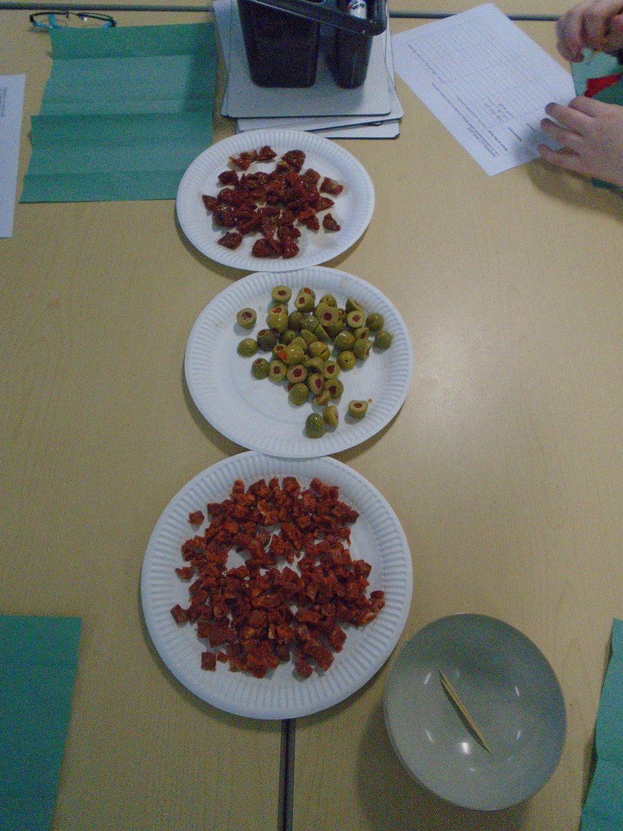ClaveringTS27's tweet image. #5RT  In DT, the children tried some tapas foods. This is part of their research; they will soon be making Spanish tortillas.