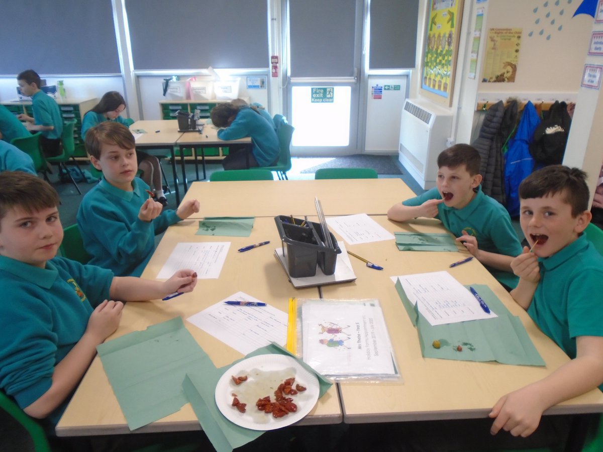 ClaveringTS27's tweet image. #5RT  In DT, the children tried some tapas foods. This is part of their research; they will soon be making Spanish tortillas.