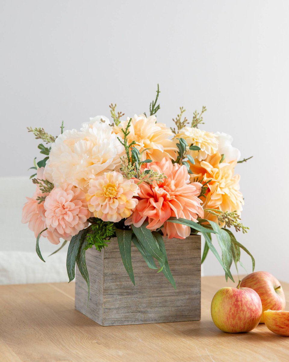 balsamhill's tweet photo. Day 5 of our #12DaysOfSpring #Giveaway:
Add a pop of color to your home! Get a chance to #win a #BalsamHill Napa Romance Floral Arrangement - click here to join: https://t.co/JD9KyDzC89 https://t.co/KK2sLcIpK3