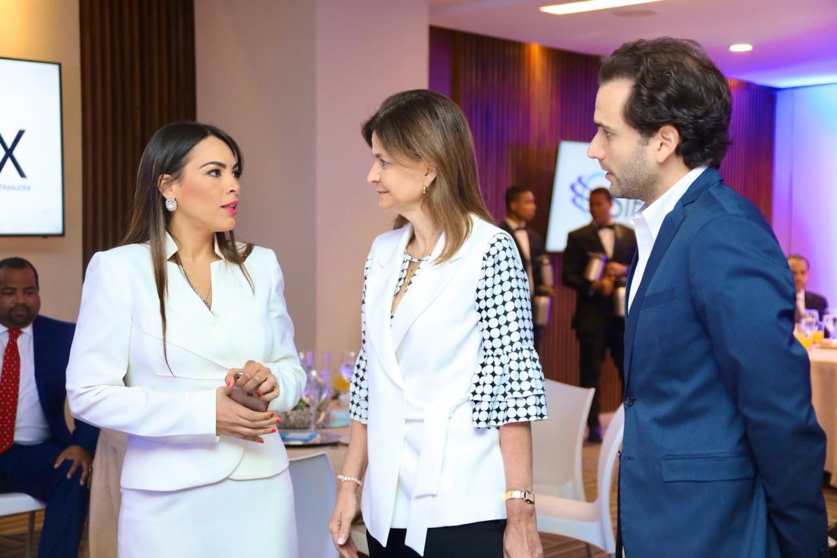Asiex_RD's tweet photo. La señora Raquel Peña, en su primera presentación como Candidata a Vicepresidente por el PRM, acompaña al licenciado Luis Abinader. #ASIEX #ASIEXrd https://t.co/b4Bxz47AFu