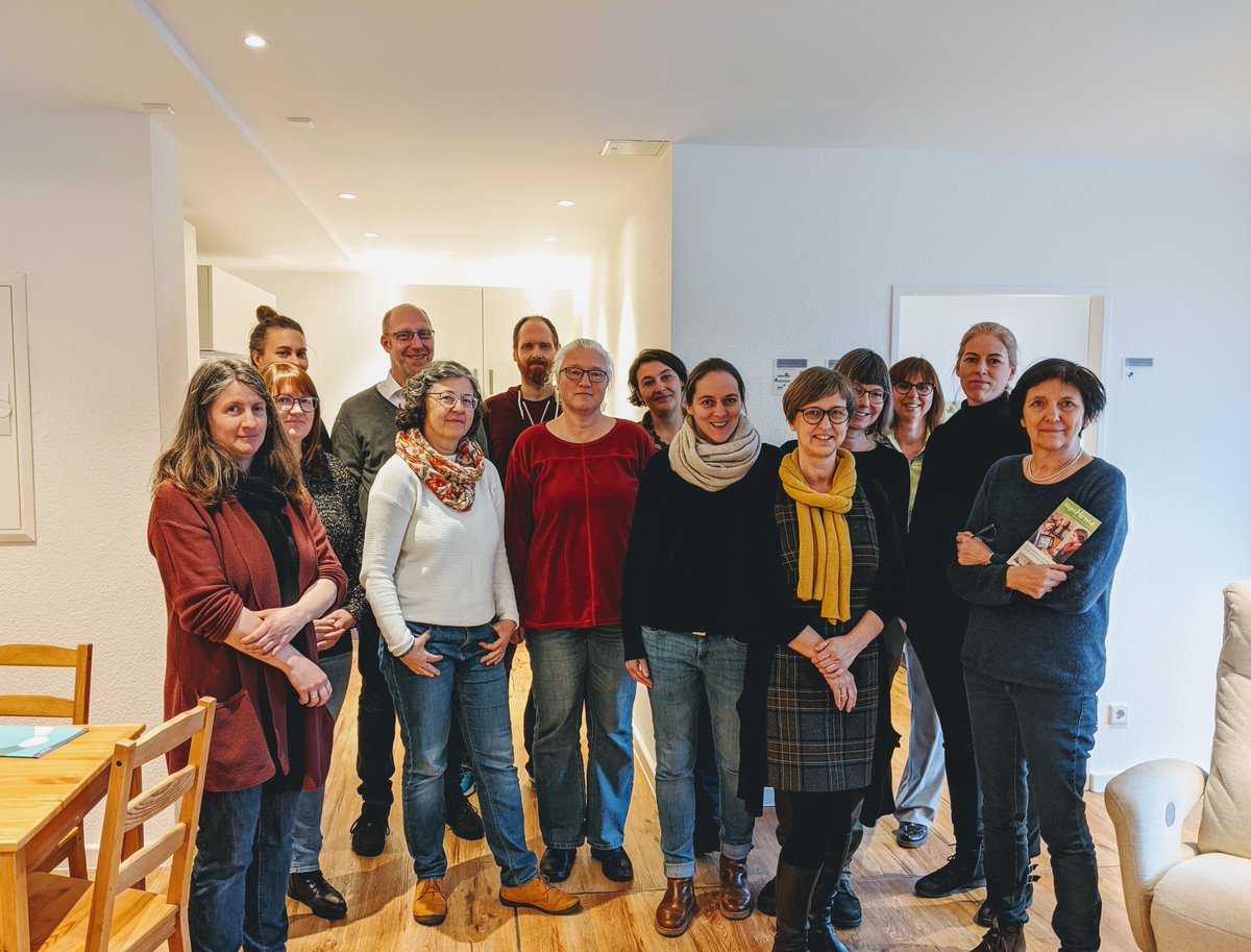 kognihome's tweet photo. Das @Kompetenzz_ev -Team aus Bielefeld beschäftigt sich intensiv mit Fragen rund um die Digitalisierung. Welche Chancen und Herausforderungen technische Assistenten in der eigenen Wohnung mitbringen, steht beim Besuch im #KogniHome im Fokus. Schön, dass ihr da wart! https://t.co/bKHD7bDV57