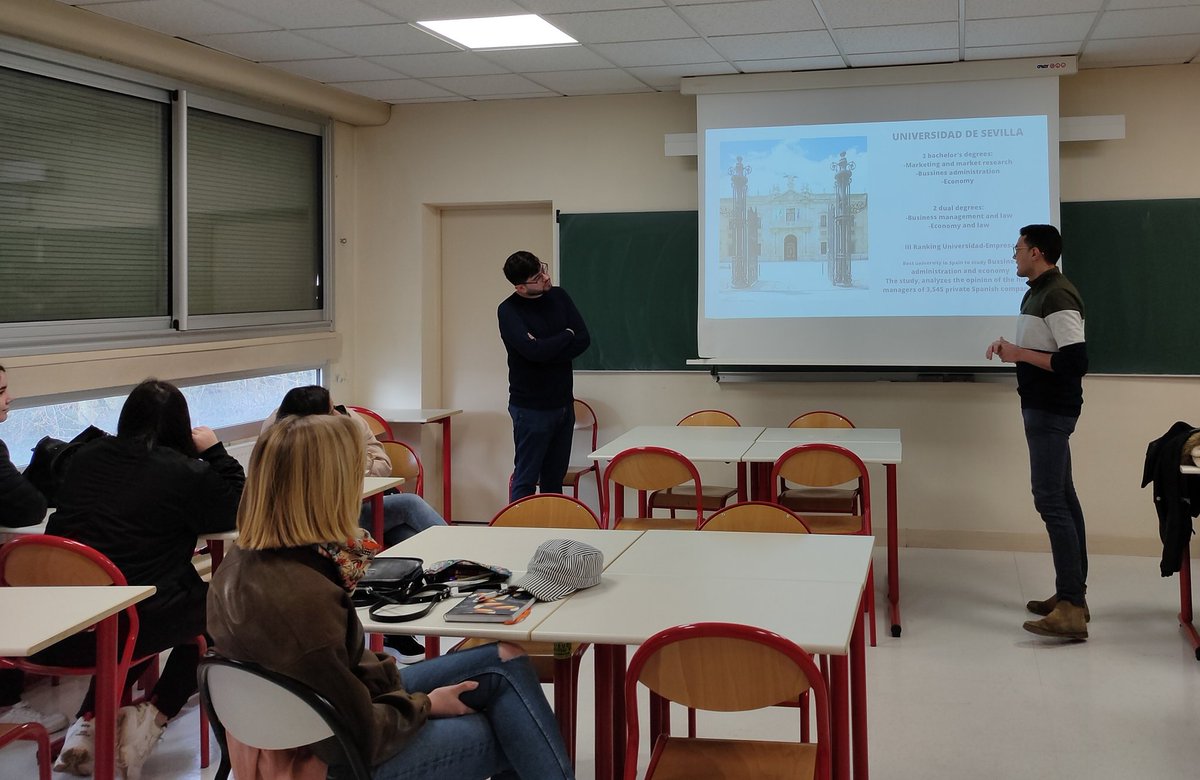IUT_Sceaux's tweet photo. I-Days (International Days) à @IUT_Sceaux @UnivParisSaclay: présentation de cultures différentes, French World Cup, communauté U-report, poursuite d'études... Quelles découvertes pour nos étudiants! https://t.co/AZkohsSMAA