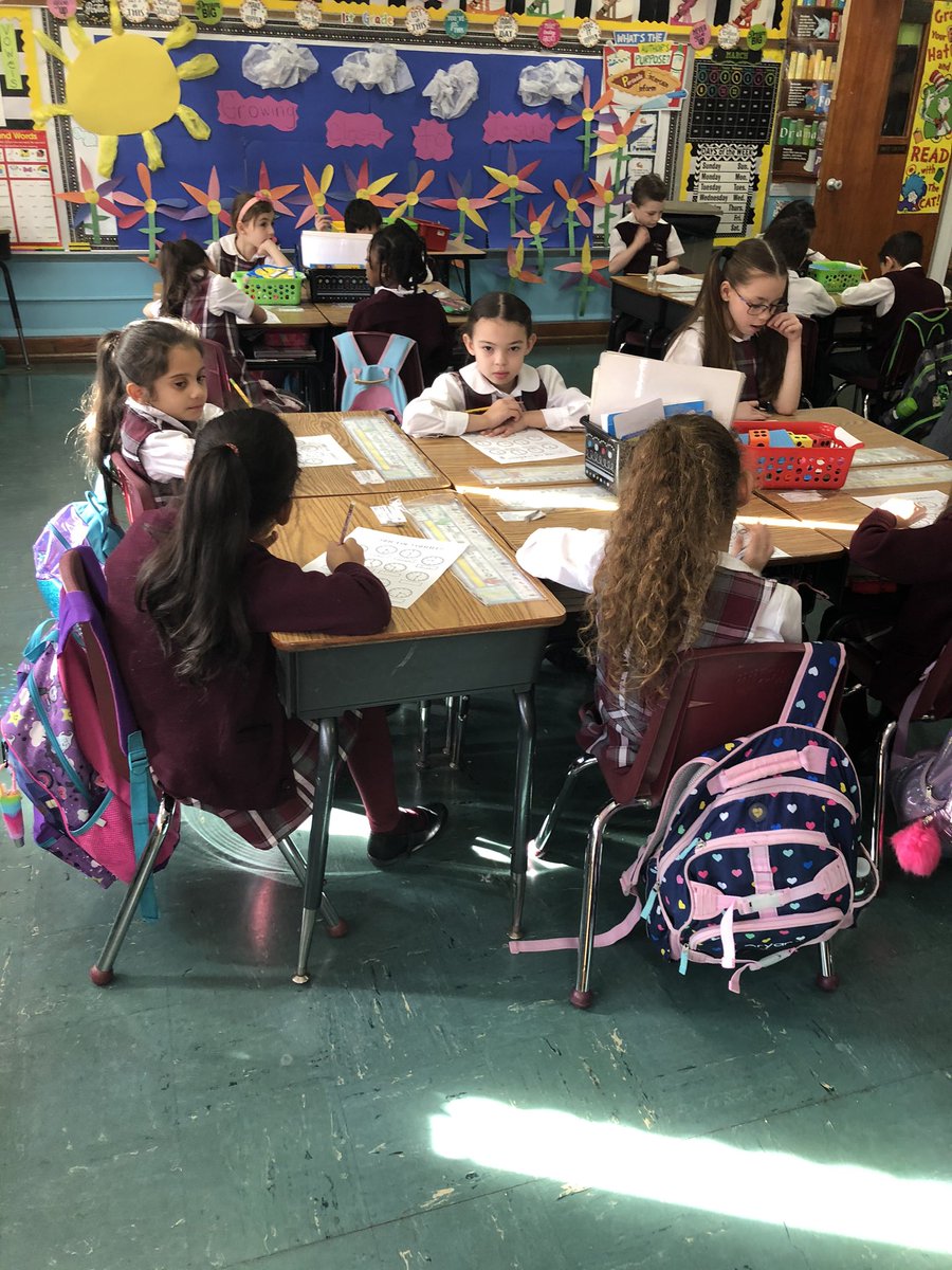 PrincipalFan1's tweet image. Grade 1-1 learning how to tell time. #tellingtime #analogclock #digitalclock @BXNEEBSchools @ArchNY_Schools