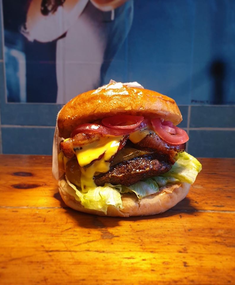It's landed...The Béarnaise Delight is the new #burgerofthemonth from <a href="/BurgerJointUk/">Tommi's Burger Joint</a>  Created by their team in Copenhagen, this bad boy pays homage to Scandinavian food, with maple cured bacon and Béarnaise sauce 😋🍔