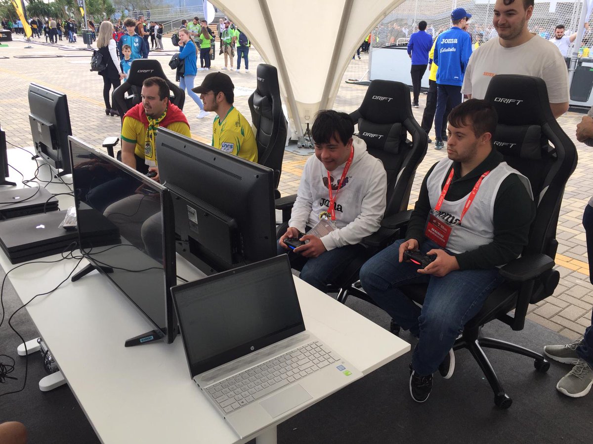 DaveAgency's tweet photo. Emocionantes jornadas pudimos disfrutar con la compañía de los aficionados al #futsal en la primera edición de la Copa de España organizada por la 
@rfef #CopaEspañaFutsal

En la fan zone pudieron disfrutar de #FIFA20 y de estupendos premios aportados por @DRIFTgamingeu https://t.co/MOKE77g6nO