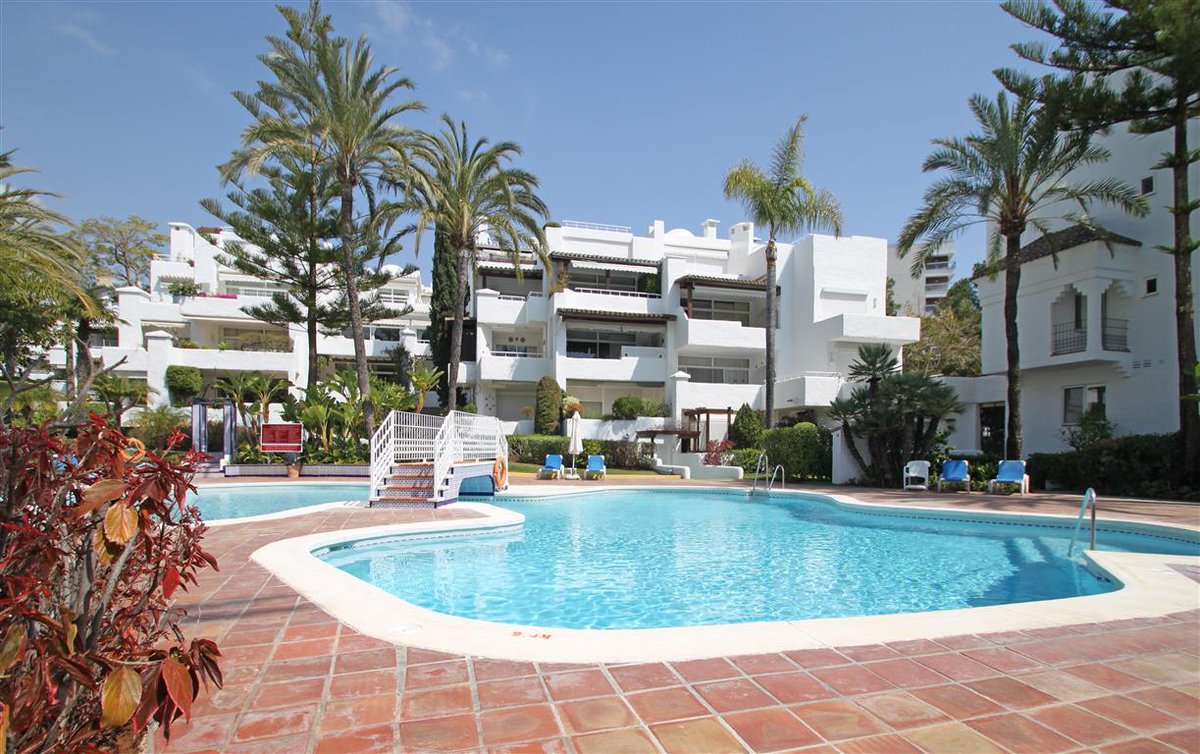 MarbellaLiving's tweet photo. If you want to live frontline beach on the Golden Mile and be only a short walk away from all amenities you should buy this amazing Penthouse in Alhambra del Mar
#marbellaproprty #marbellagoldenmile #frontlinebeach https://t.co/nVJPgrGHaQ