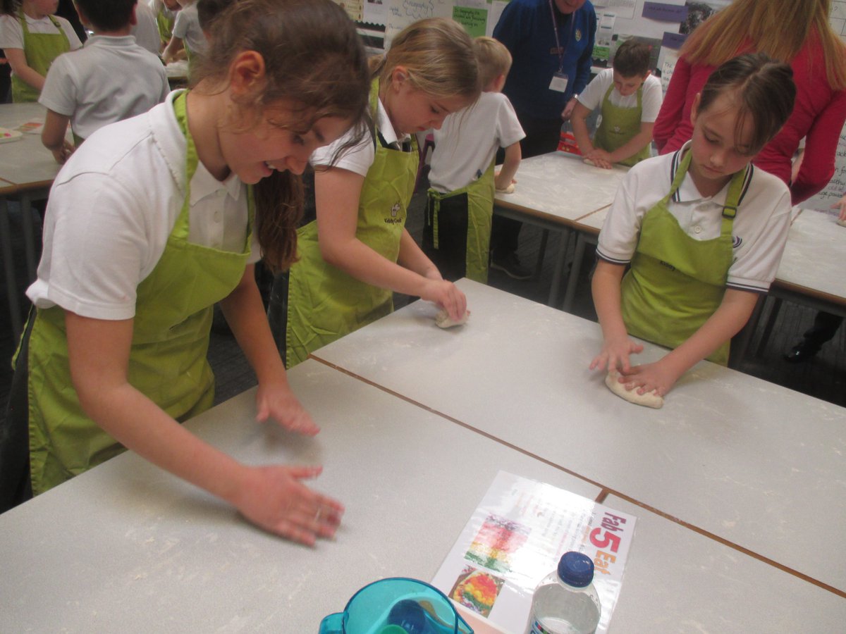 BeaconAcad's tweet photo. Y4 had a great time making healthy pizzas with #KiddyCook @KiddyCookHQ today. Thank you to @SkegnessRotary for organising this for us. #DT #healthy #cooking #pizza https://t.co/S0JNGheSJQ