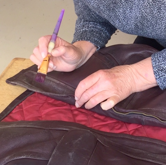 RubNRestore's tweet photo. Roger persuaded CC to restore his #LeatherBomberJacket. He was happy to pay the pricy labor and emailed later, “Simply put, it’s OUTSTANDING. Thank you so much for such a great job.” #LeatherBomber #LeatherJacketLove #LeatherRestoration Learn #HowTo #DIY https://t.co/Ym4KbLpUYJ https://t.co/KXQLpsIOG5