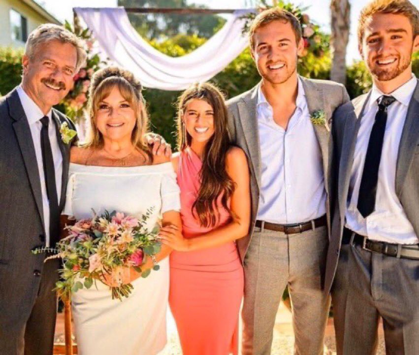 amber_miller9's tweet photo. The most satisfying photo there ever was 🙃🤣🤷🏼‍♀️ #byeBarb #TeamMadison #TheBachelorFinale #TheBachelor https://t.co/k6CaReE1hH