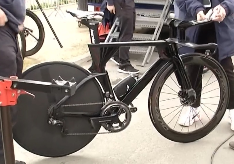 グルパマFDJのステファン・キュングのTTバイクを見ると色が真っ黒