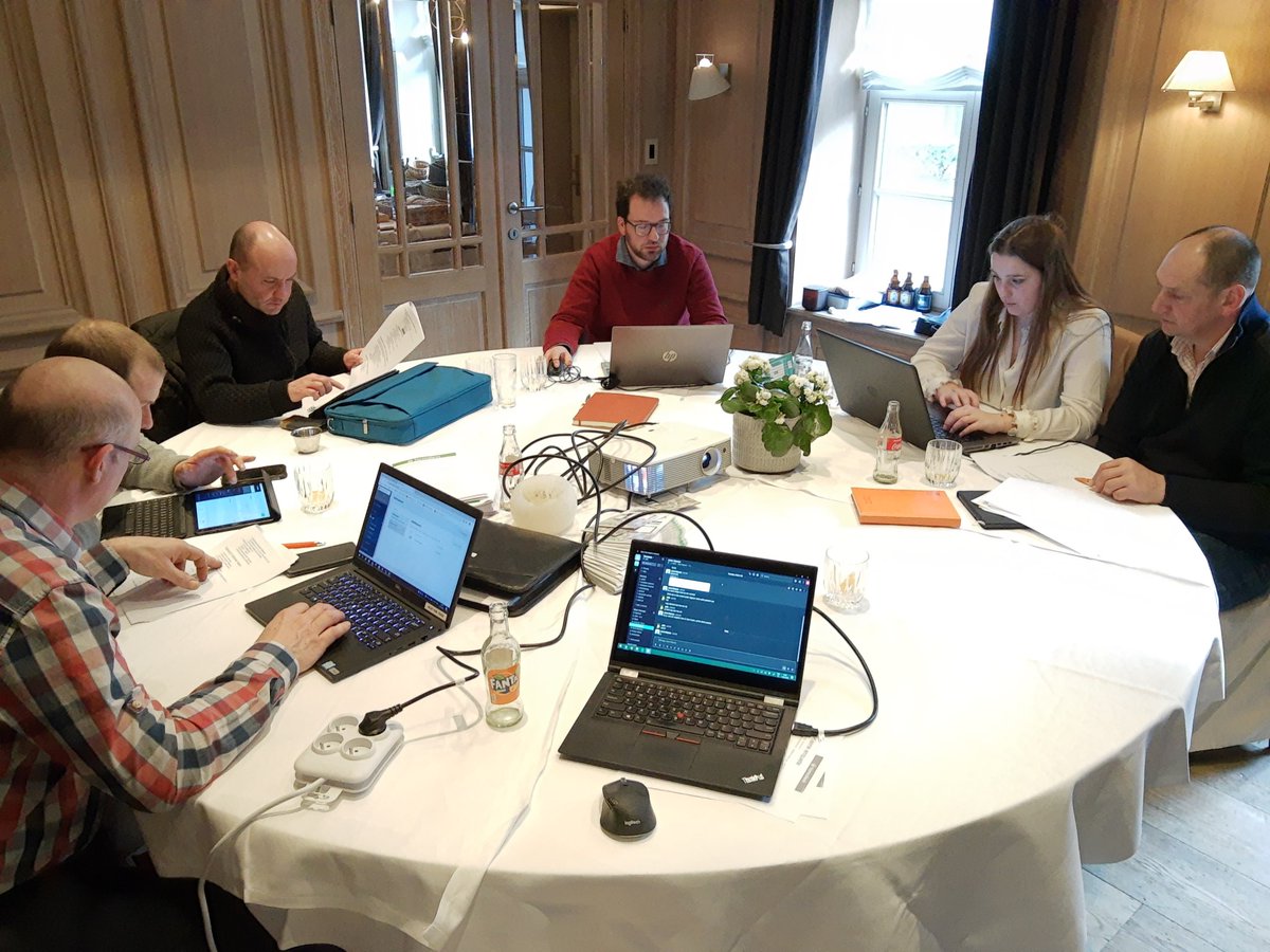 farmdesk's tweet photo. Onze sales mensen goed opleiden 😀👍 https://t.co/VDCmu5Q5HX