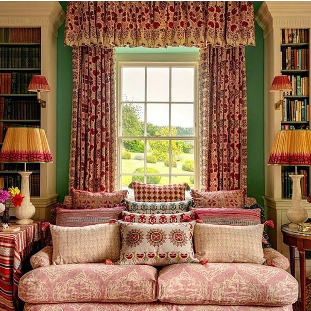 We adore everything about this sitting room by @penny_morrison_ltd so much beautiful colour and pattern. Spied on @louiseroehome fab account🌟 ift.tt/2Q5cwPK