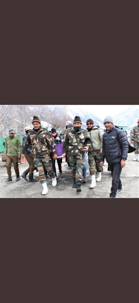 journoMudasir's tweet image. #IndianArmy for Awam.
#IndianArmy #SnowLeopardBrigade facilitated in evacuation of four patients including a child who were stranded in #Gurez #Kashmir owing to heavy snow. Precious lives saved.
We stand to protect the locals from all adversaries.
#NationFirst
#HarKaamDeshKeNaam