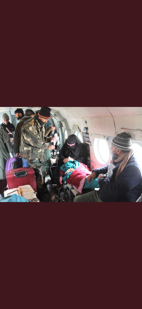 journoMudasir's tweet image. #IndianArmy for Awam.
#IndianArmy #SnowLeopardBrigade facilitated in evacuation of four patients including a child who were stranded in #Gurez #Kashmir owing to heavy snow. Precious lives saved.
We stand to protect the locals from all adversaries.
#NationFirst
#HarKaamDeshKeNaam