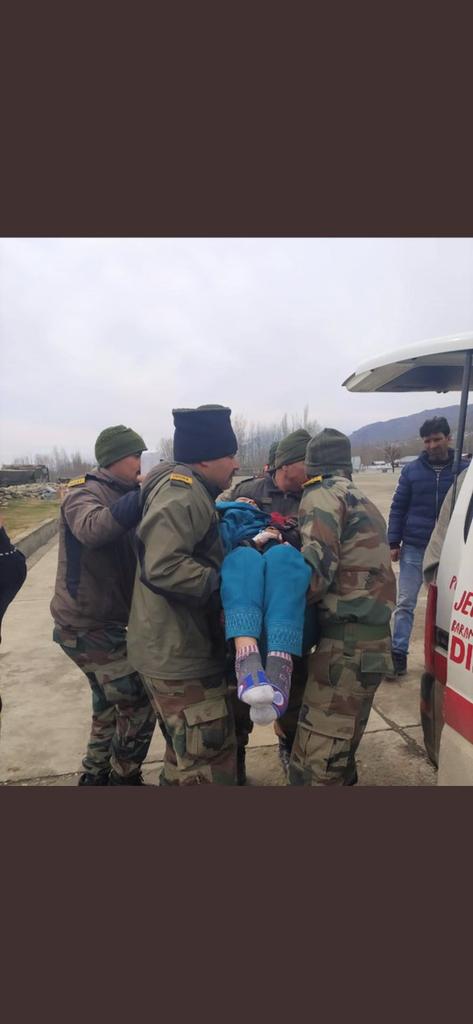 journoMudasir's tweet image. #IndianArmy for Awam.
#IndianArmy #SnowLeopardBrigade facilitated in evacuation of four patients including a child who were stranded in #Gurez #Kashmir owing to heavy snow. Precious lives saved.
We stand to protect the locals from all adversaries.
#NationFirst
#HarKaamDeshKeNaam