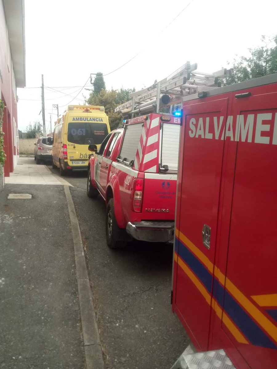 AVPC_Oleiros's tweet photo. O Servizo Municipal de Emerxencias do #Concello de #Oleiros e a #PolicíaLocal participaron esta mañá no rescate dun percebeiro en Dexo, que foi trasladado ao CHUAC en ambulancia.
Fotos: @ConcelloOleiros
#Emerxencias112Galicia #EmerxenciasOleiros #SMEPC #061UrxenciasSanitarias https://t.co/vq5X71y5af