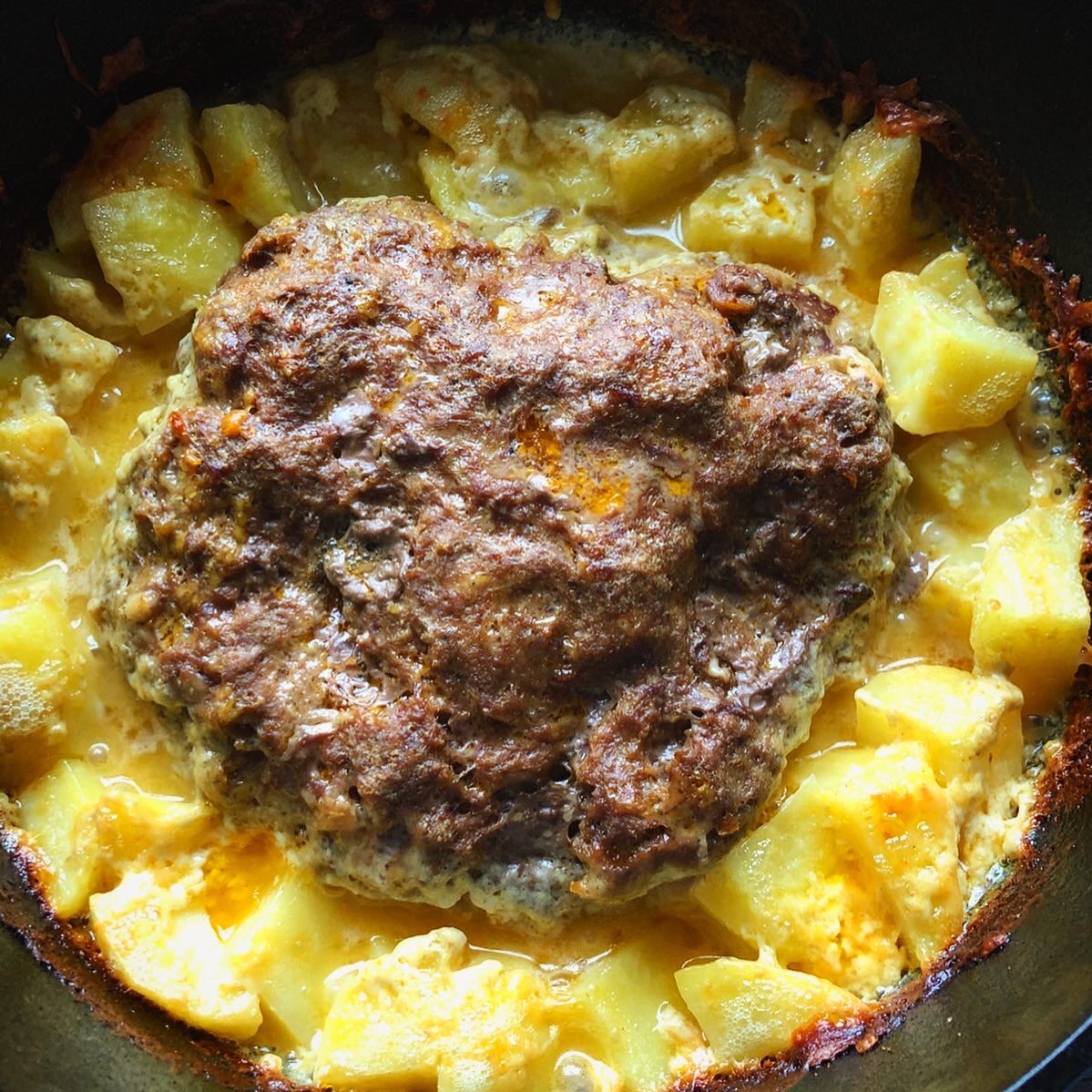 wiesel_power's tweet photo. Einfach mal ne Bulette gemacht 👍 Bißchen Hack und ein paar feine Gewürze 🤗 Als Beilage gab es Kartoffeln! [werbung, unbezahlt] Das ganze kam dann in den ft 4.5 von Petromax und ging für 70 Minuten in die Hitze 🔥 Herrlich 😊 #petromax #feuertopf #cooking #beef #wieselpower https://t.co/sJD8KPXyTE