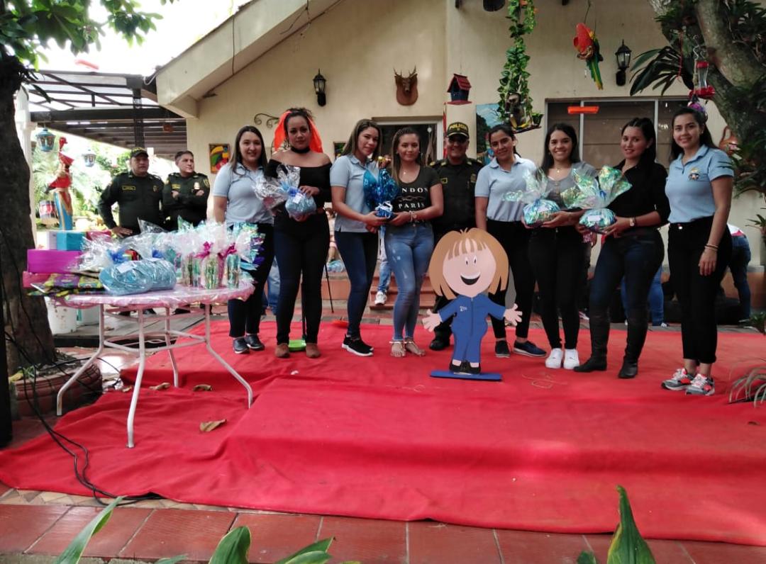 PoliciaNeiva's tweet photo. #GraciasMujer @AosPolicia en beneficio de la policía nacional, hace un homenaje a la mujer de @PoliciaNeiva para exaltar su liderazgo, entrega y labor social hacia la comunidad opita, por esto, a través, de esta actividad se fortalecen valores espirituales. https://t.co/lf5ybaNxom