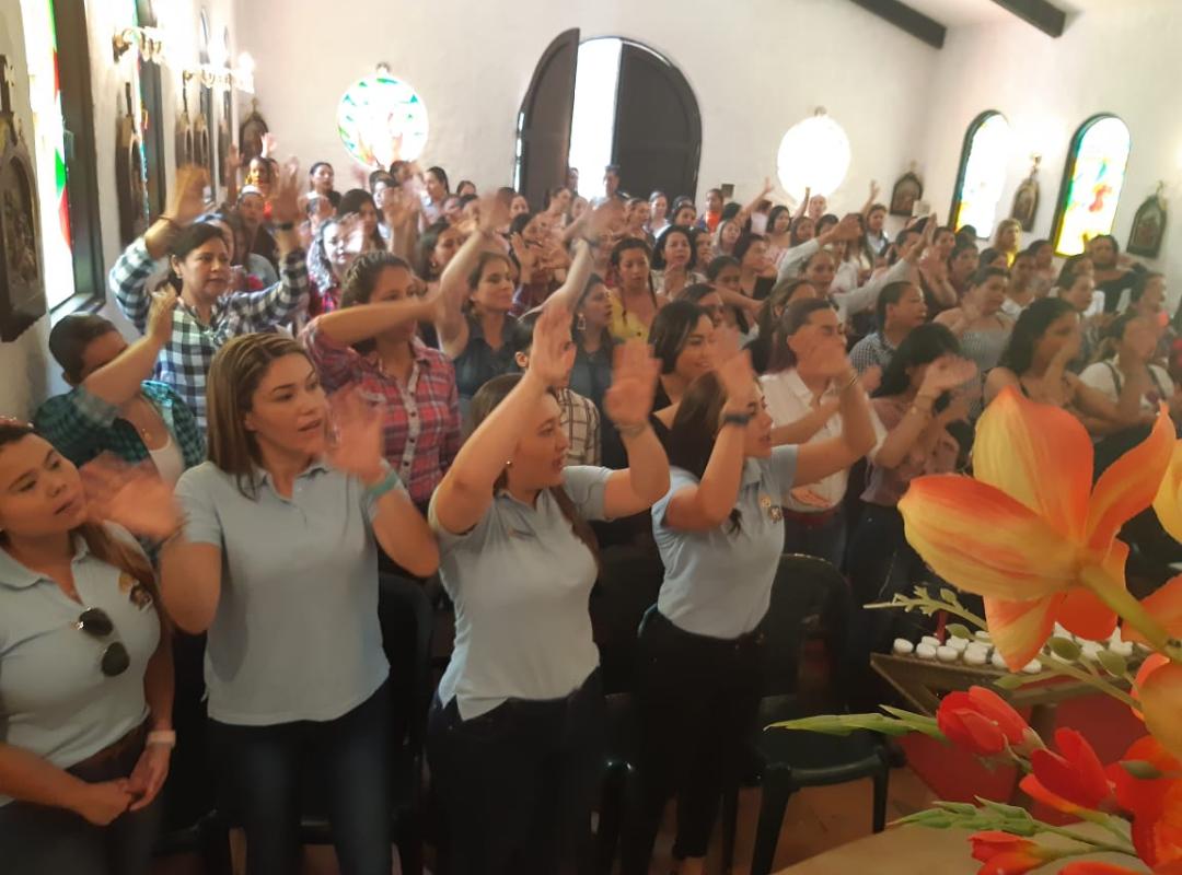 PoliciaNeiva's tweet photo. #GraciasMujer @AosPolicia en beneficio de la policía nacional, hace un homenaje a la mujer de @PoliciaNeiva para exaltar su liderazgo, entrega y labor social hacia la comunidad opita, por esto, a través, de esta actividad se fortalecen valores espirituales. https://t.co/lf5ybaNxom